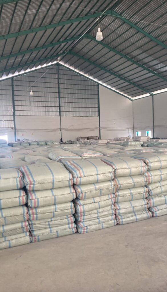 Tumpukan stok karung goni plastik berkualitas di gudang Palugada Plastik